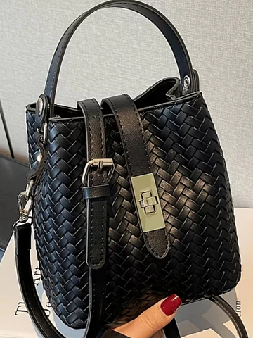 Cartera negra trenzada 