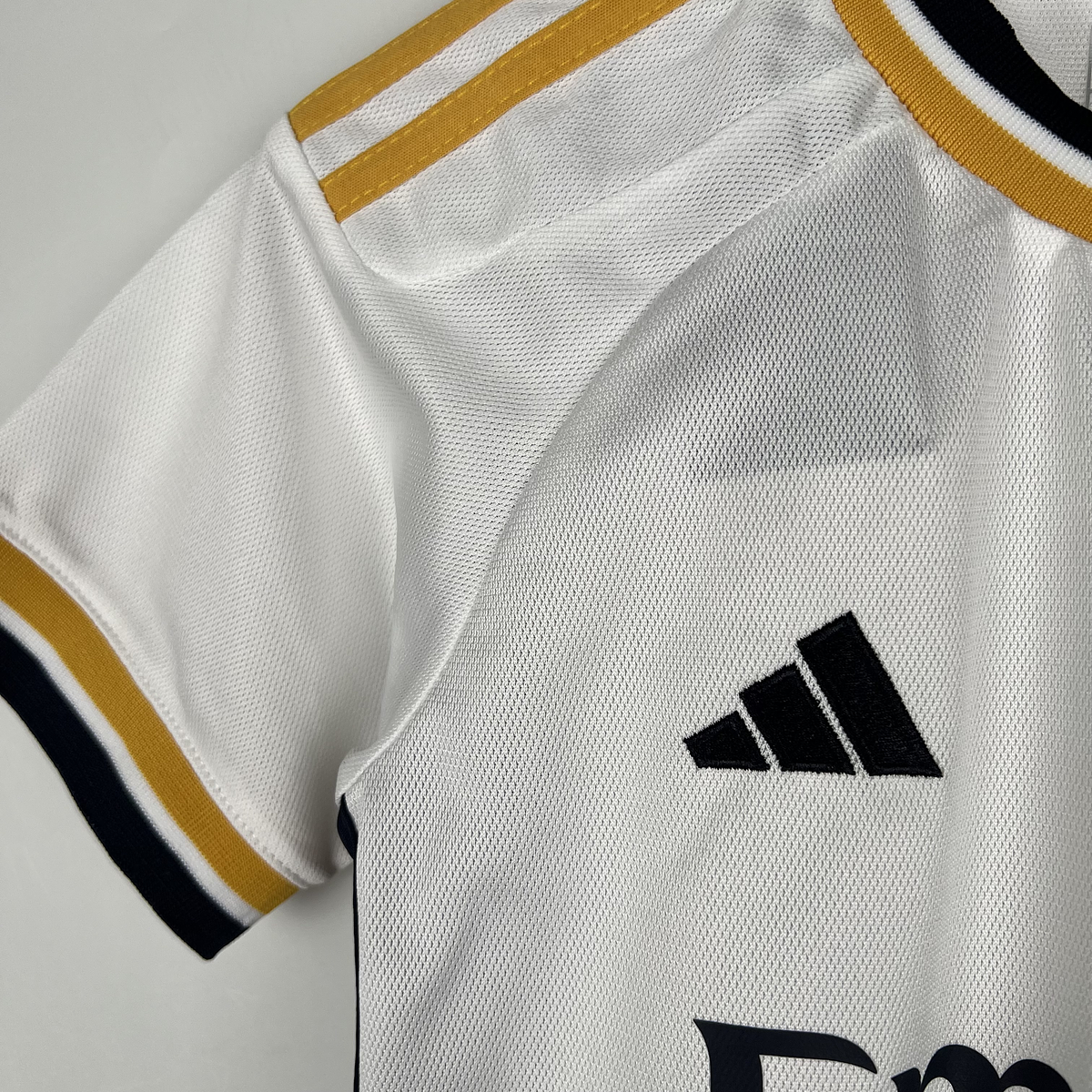 Real Madrid Conjunto Niño Camiseta y Pantalón - Bellingham 5 - Segunda  Equipación de la Temporada 2023-2024 - Replica Oficial con Licencia Oficial  - Niño (2 Años) : : Moda