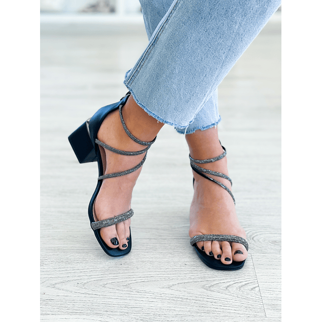 Izzy Sandal