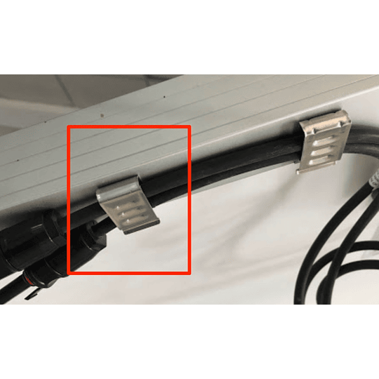 Clip pasa-cables para paneles solares