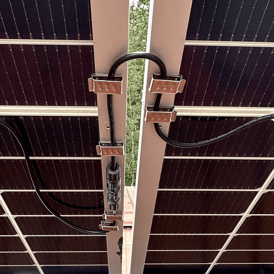 Clip pasa-cables para paneles solares