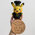 Peluche Mascota · Pikachu Pastelero - Vista del producto