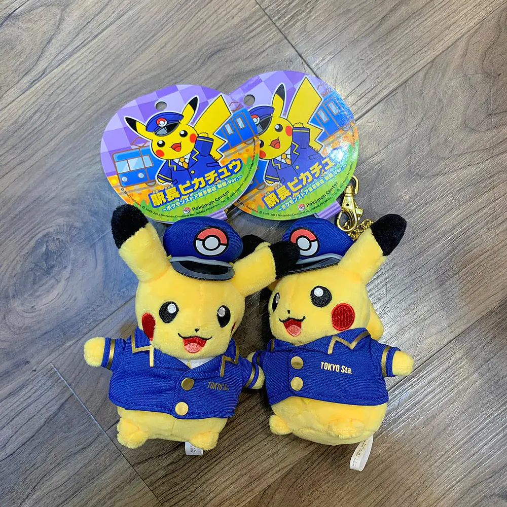 Peluche Mascota · Pikachu Jefe Estación - Vista del producto
