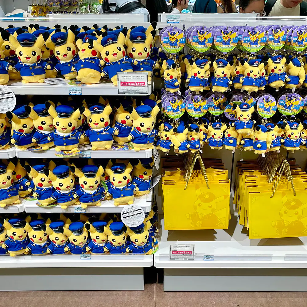 Peluche Mascota · Pikachu Jefe Estación - Vista del producto