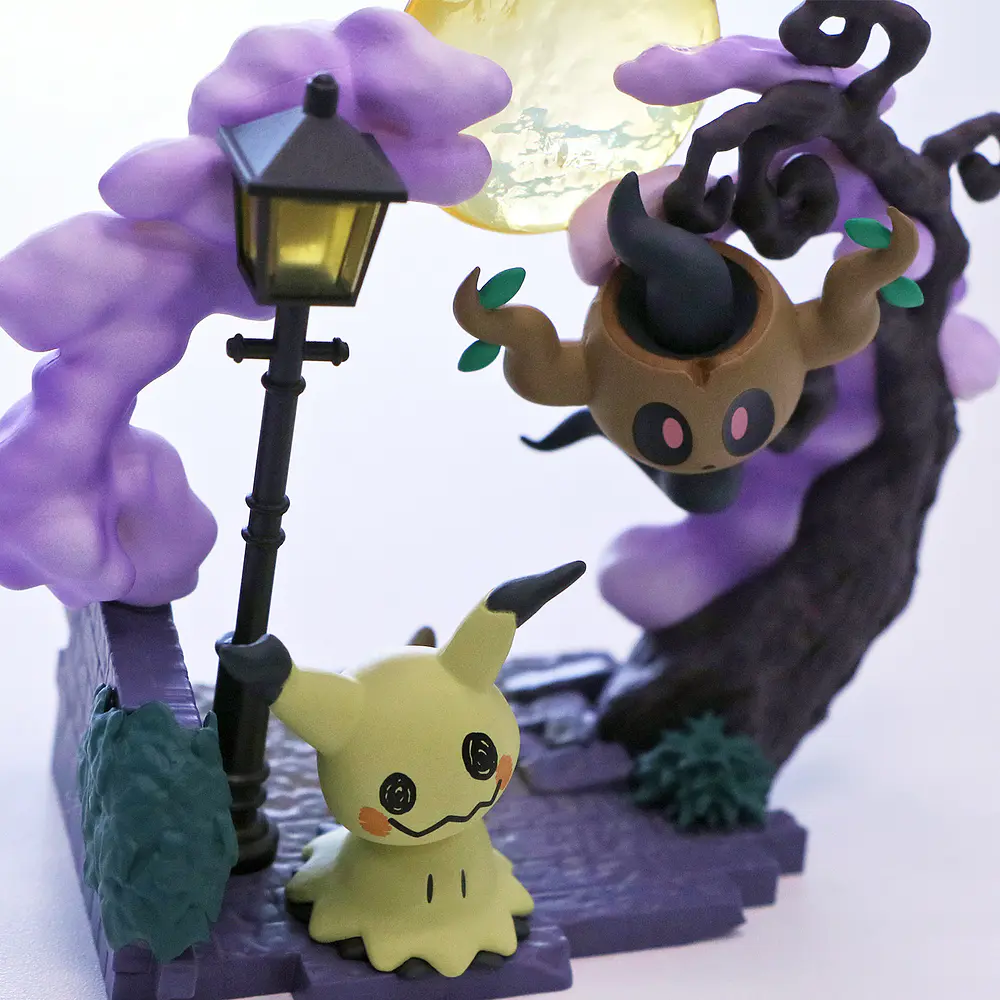 Circular Diorama 2 · Figura Mimikyu & Phantump - Vista del producto