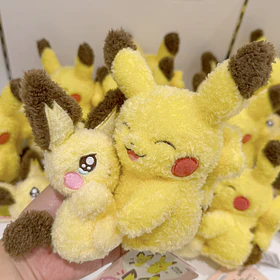 Peluche Retráctil · Pichu y Pikachu