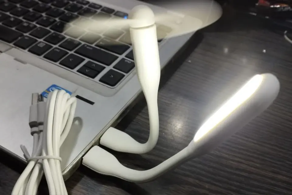 SET MINI VENTILADOR Y MINI LINTERNA USB + CABLE CARGADOR 1