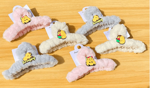 PINCHE TIBURÓN FELPA CAPYBARA 3D