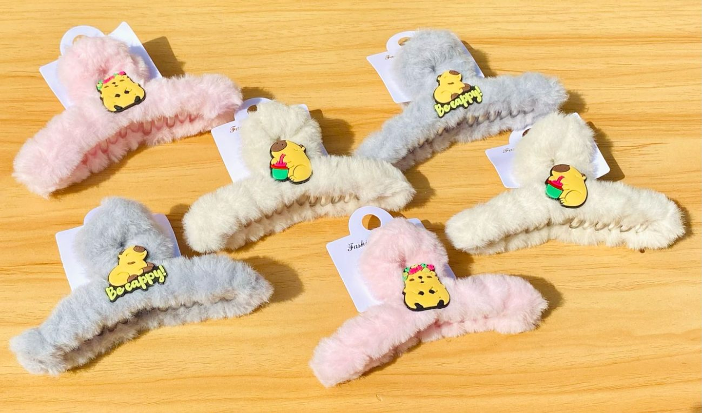 PINCHE TIBURÓN FELPA CAPYBARA 3D 1