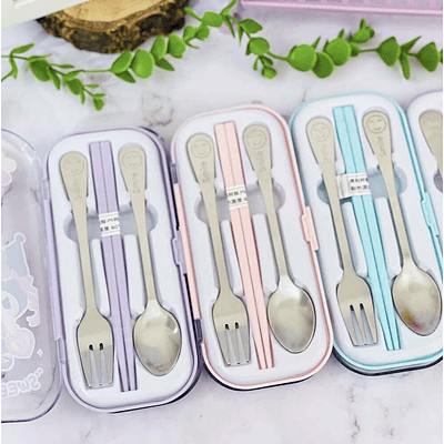 SET DE CUBIERTOS DE ACERO + PALILLOS SANRIO