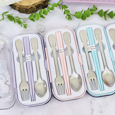 SET DE CUBIERTOS DE ACERO + PALILLOS SANRIO