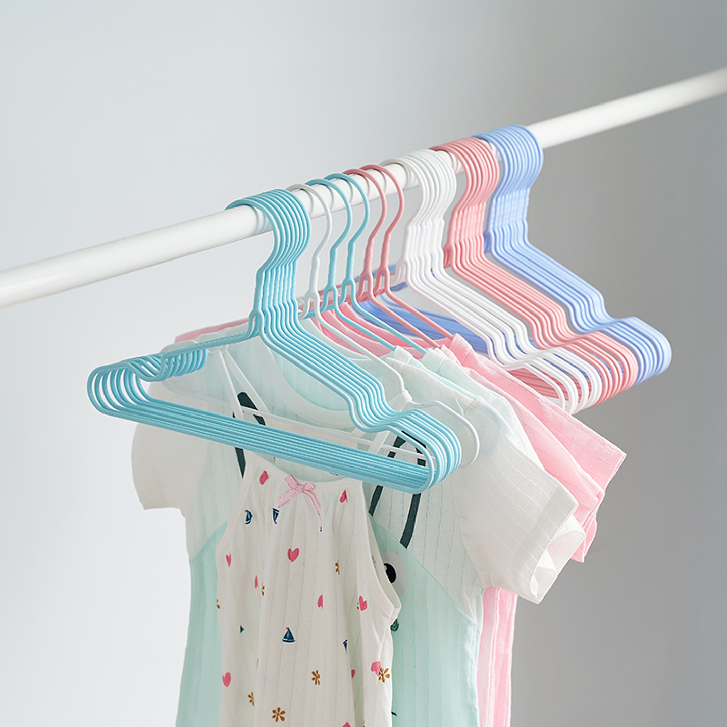 SET DE 10 COLGADORES DE ROPA ANTIDESLIZANTE  3