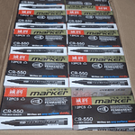 MARCADOR PERMANENTE CAJA 12 UNIDADES SURTIDO NEGRO, AZUL, ROJO 