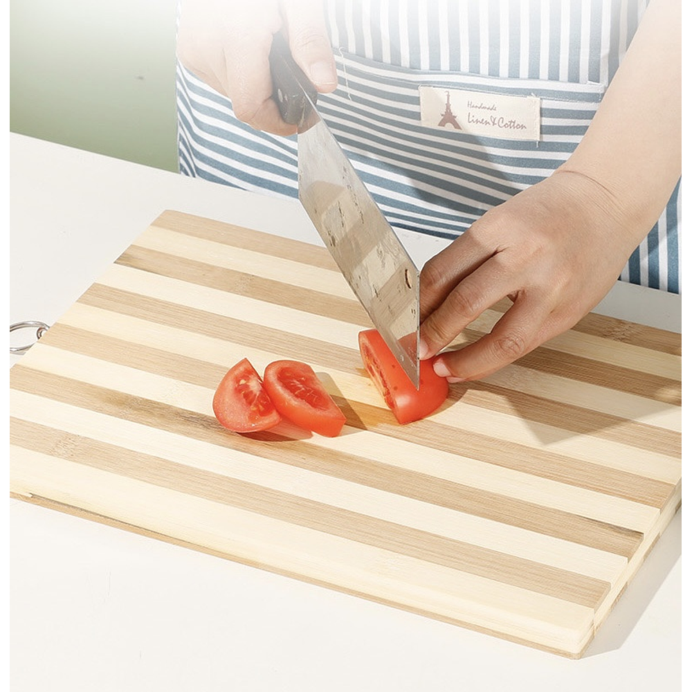 TABLA PICAR BAMBÚ GRUESO 20X30CM CON ARGOLLA PARA COLGAR