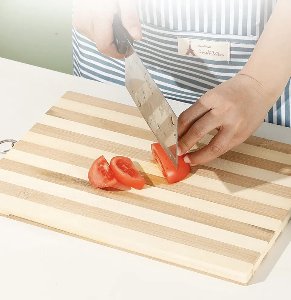 TABLA PICAR BAMBÚ GRUESO 20X30CM CON ARGOLLA PARA COLGAR 2