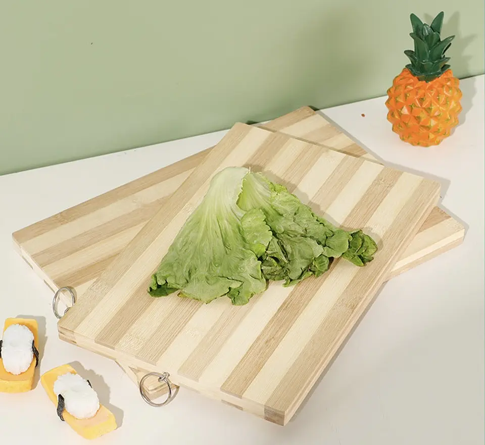 TABLA PICAR BAMBÚ GRUESO 20X30CM CON ARGOLLA PARA COLGAR 3