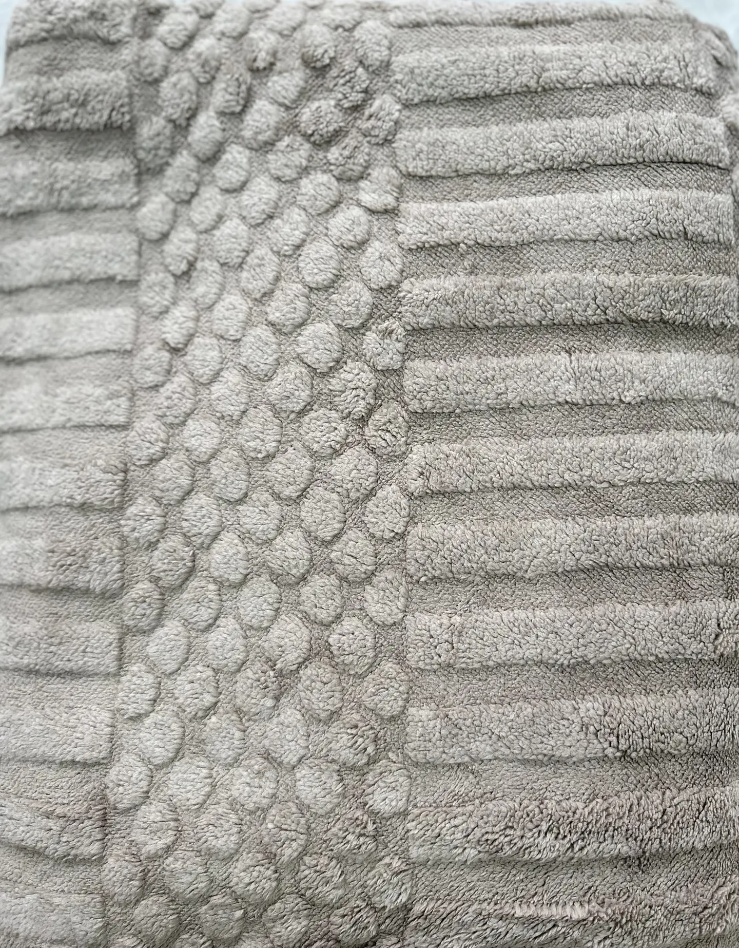 FRAZADA TEXTURIZADA PUNTOS CON CHIPORRO KING 2.5 PLAZAS 220x240CM 9
