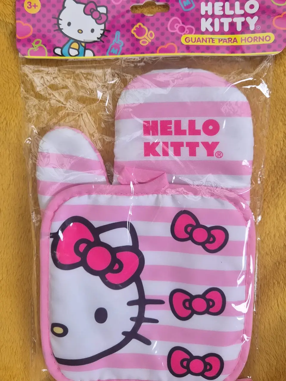 SET DE COCINA MANOPLA + GUANTES TÉRMICO PARA HORNO SANRIO  2