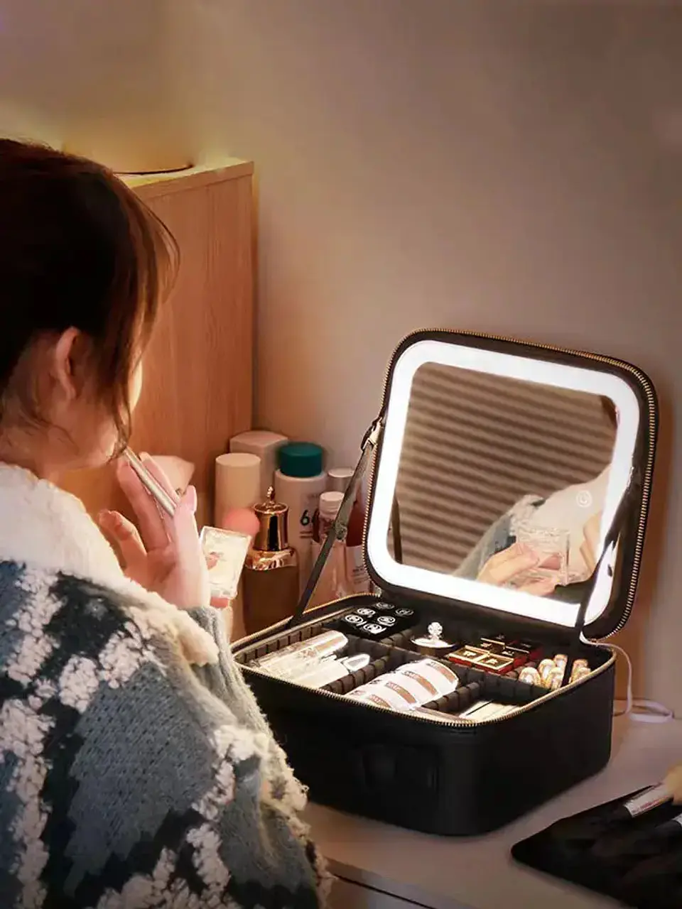 MALETÍN ORGANIZADOR DE MAQUILLAJE PORTÁTIL CON ESPEJO LED 11