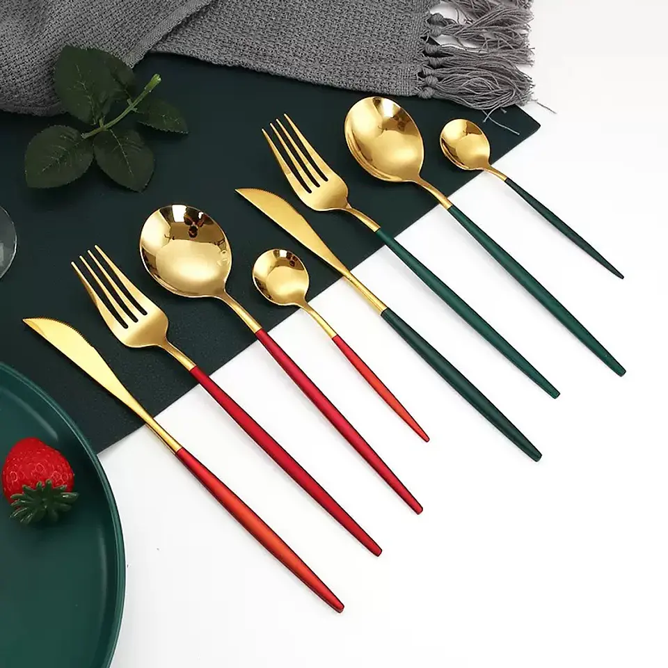 SET CUBIERTOS DORADOS 4 PCS  3