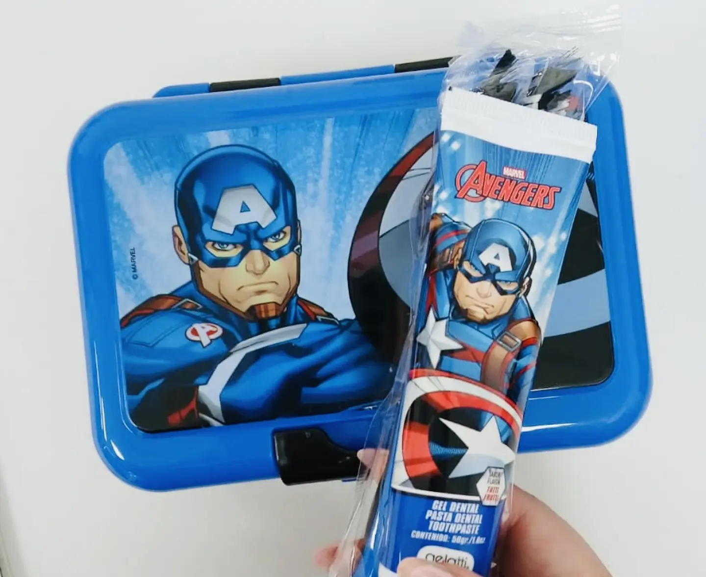 SET PASTA DE DIENTE + CEPILLO + LONCHERA AVENGERS- POR MAYOR 2