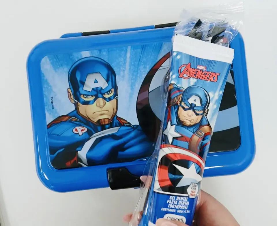 SET PASTA DE DIENTE + CEPILLO + LONCHERA AVENGERS- POR MAYOR 2