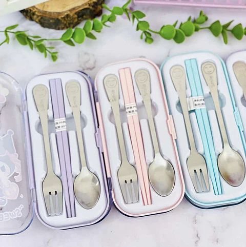 SET DE CUBIERTOS DE ACERO + PALILLOS SANRIO- POR MAYOR
