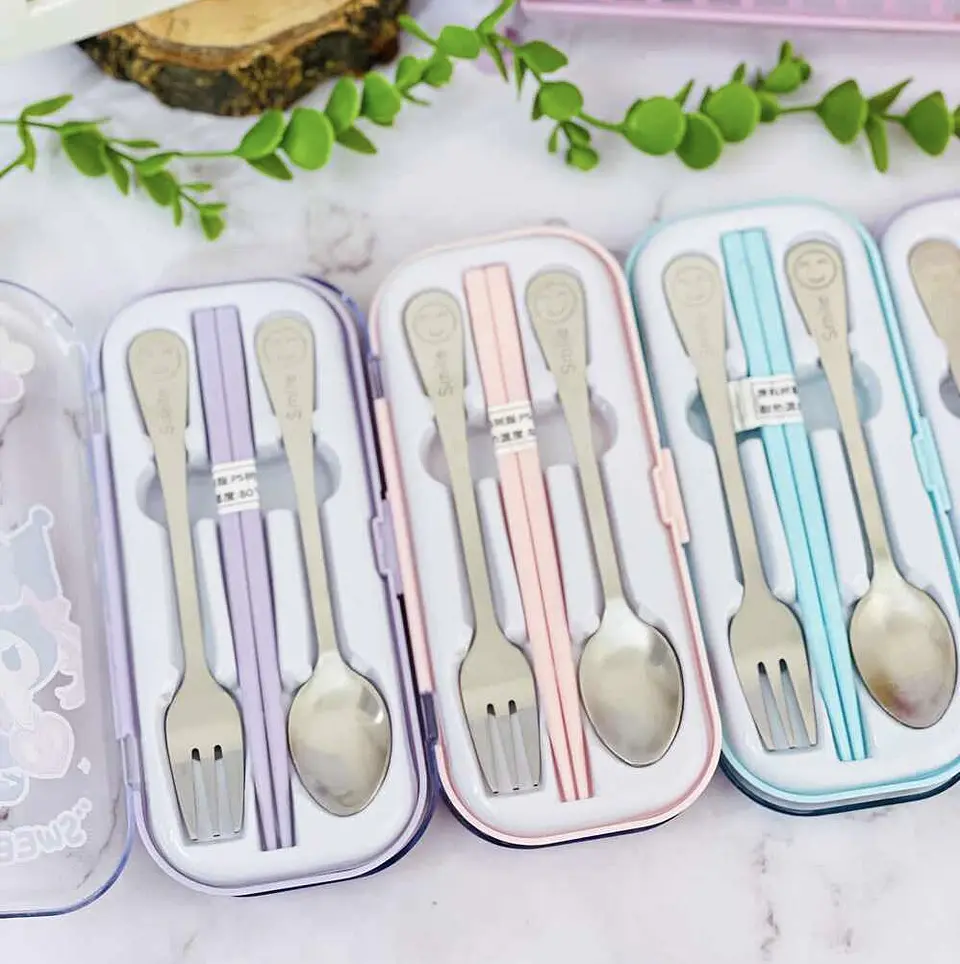 SET DE CUBIERTOS DE ACERO + PALILLOS SANRIO- POR MAYOR 2
