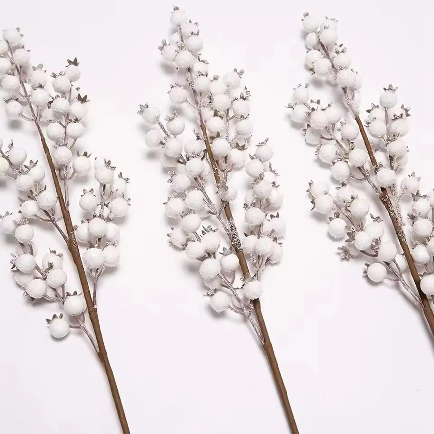 RAMA DE BAYAS BLANCAS CON TALLO DECORACIÓN NAVIDAD 82CM- POR MAYOR 1