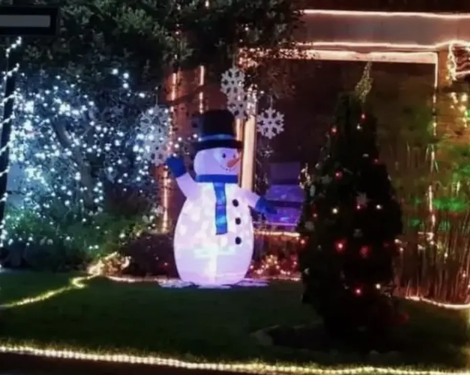 INFLABLE AUTOMÁTICO NIEVE LUCES DE COLORES  2