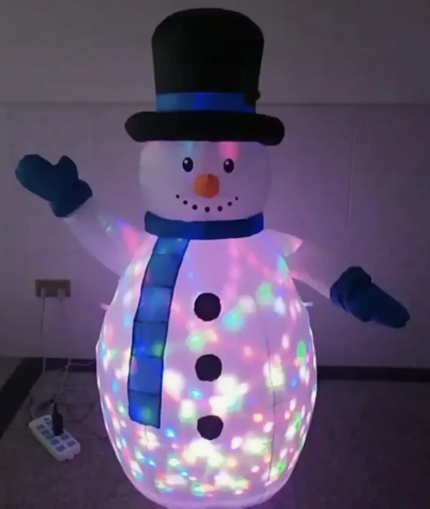 INFLABLE AUTOMÁTICO NIEVE LUCES DE COLORES  3