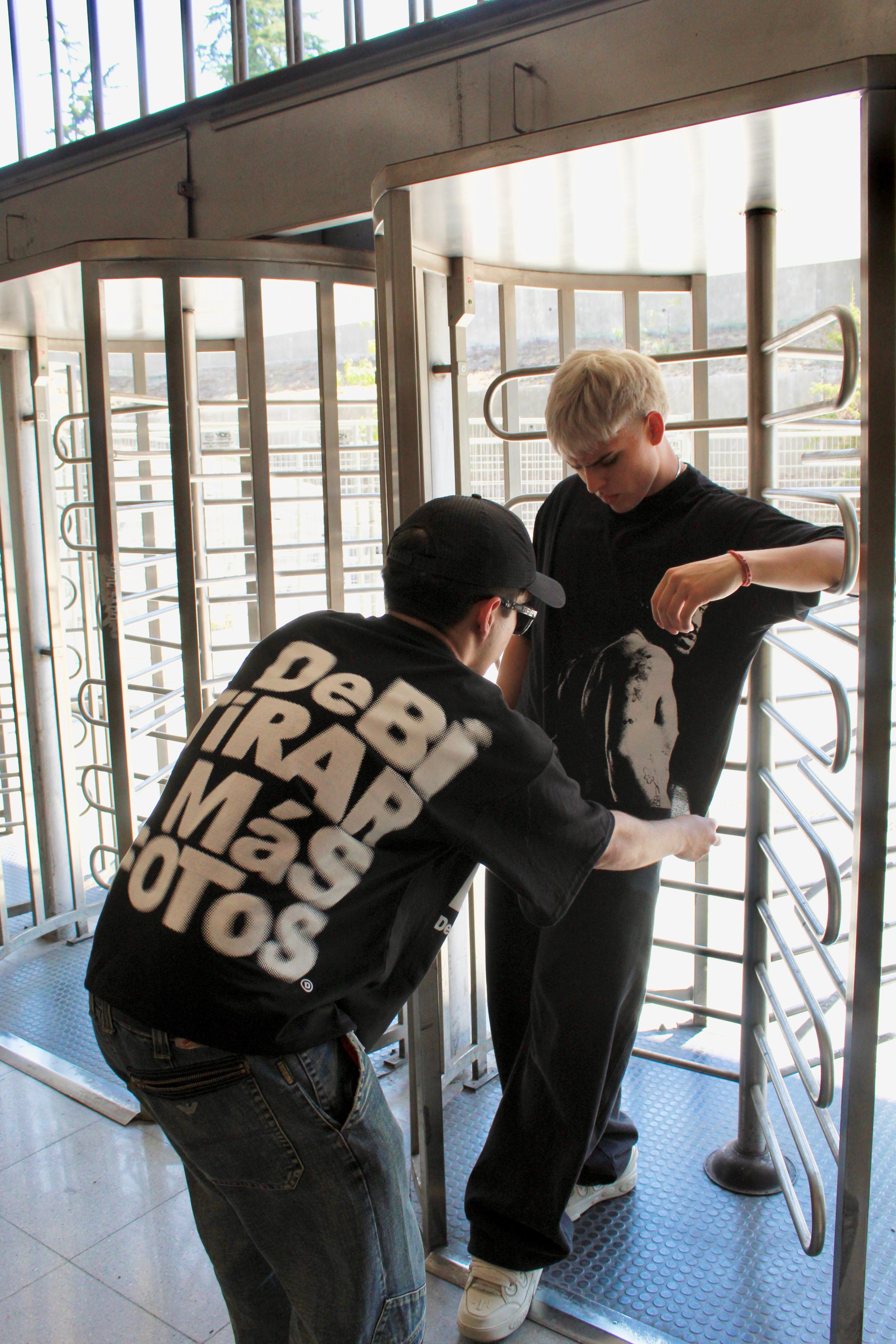 Polera DTmF Bad Bunny Negra BoxyFit 3