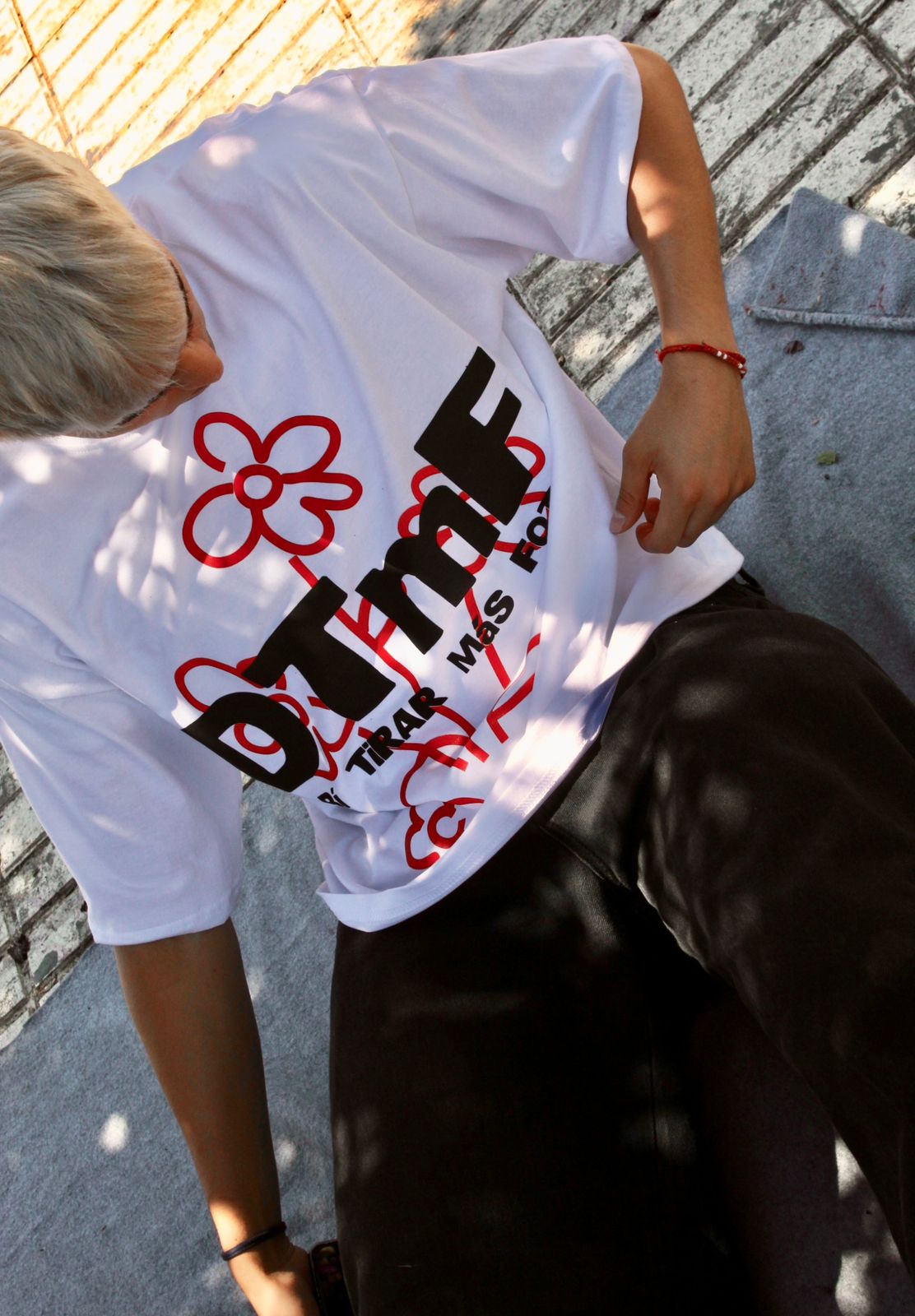 Polera DTmF Flor Roja Blanca BoxyFit 2