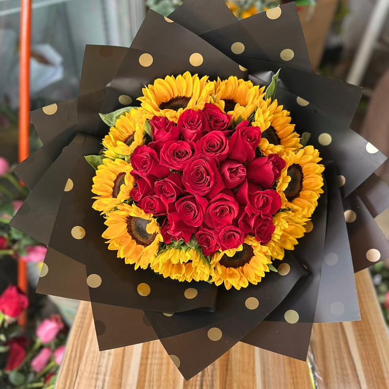 Ramo de rosa y girasoles  2