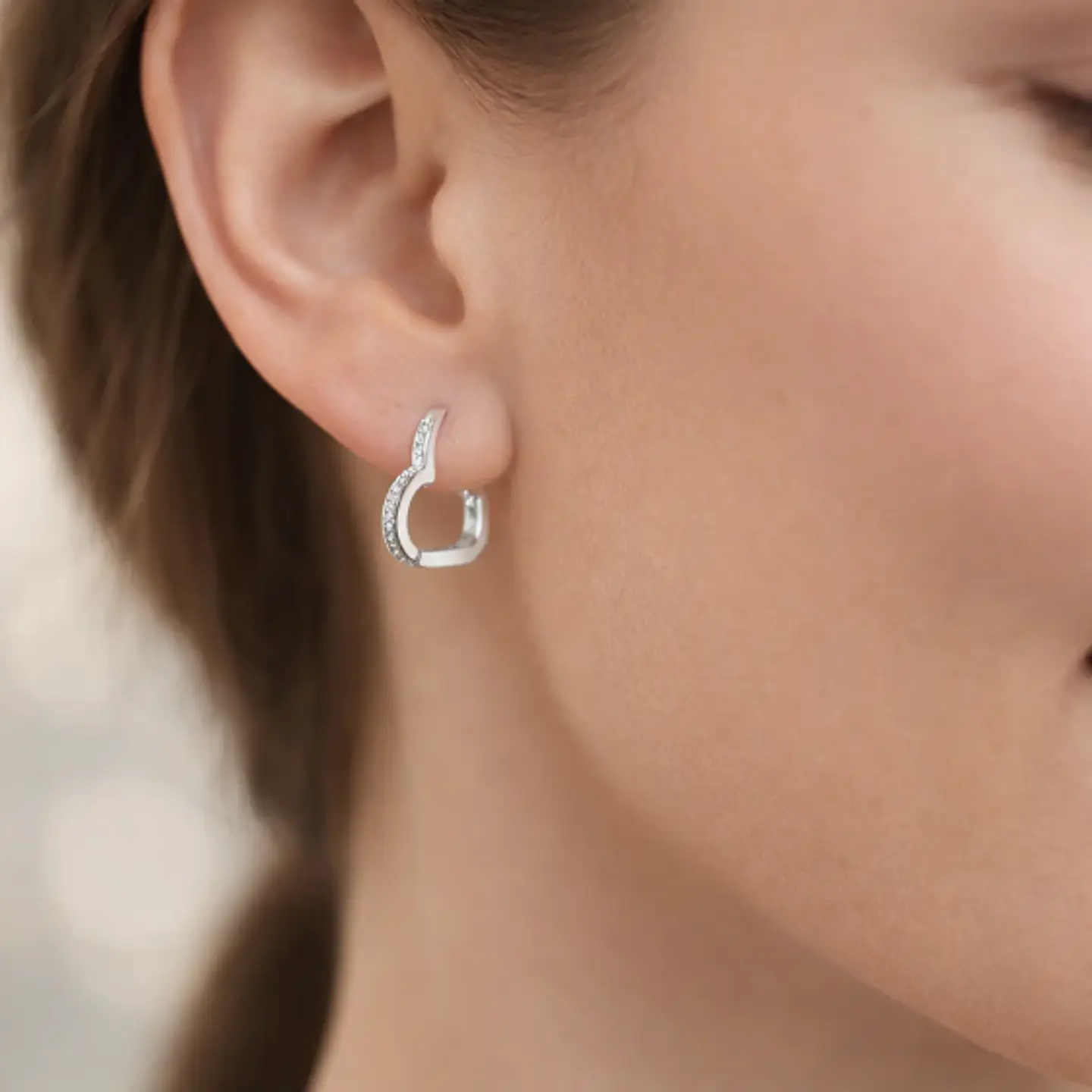 Argolla Huggie Corazón Circones 13x15 mm 2