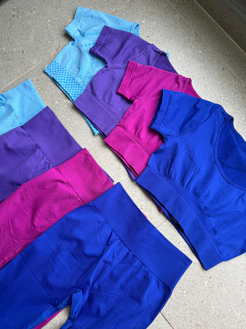 Conjunto Deportivo Unicolor (Top Manga Corta + Calza Push-Up)
