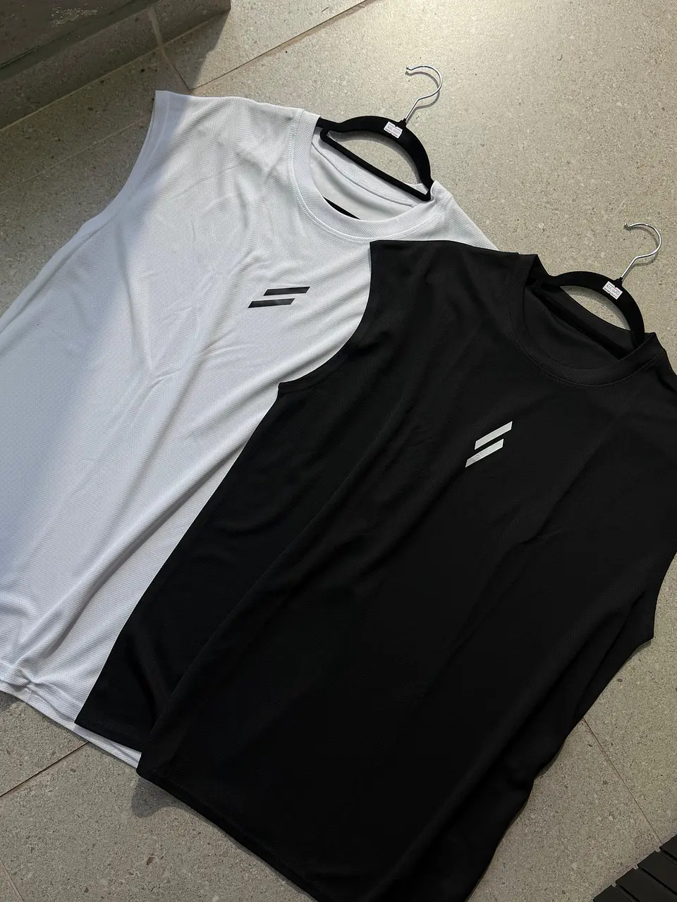 Musculosa Deportiva – Diseño Minimalista 3