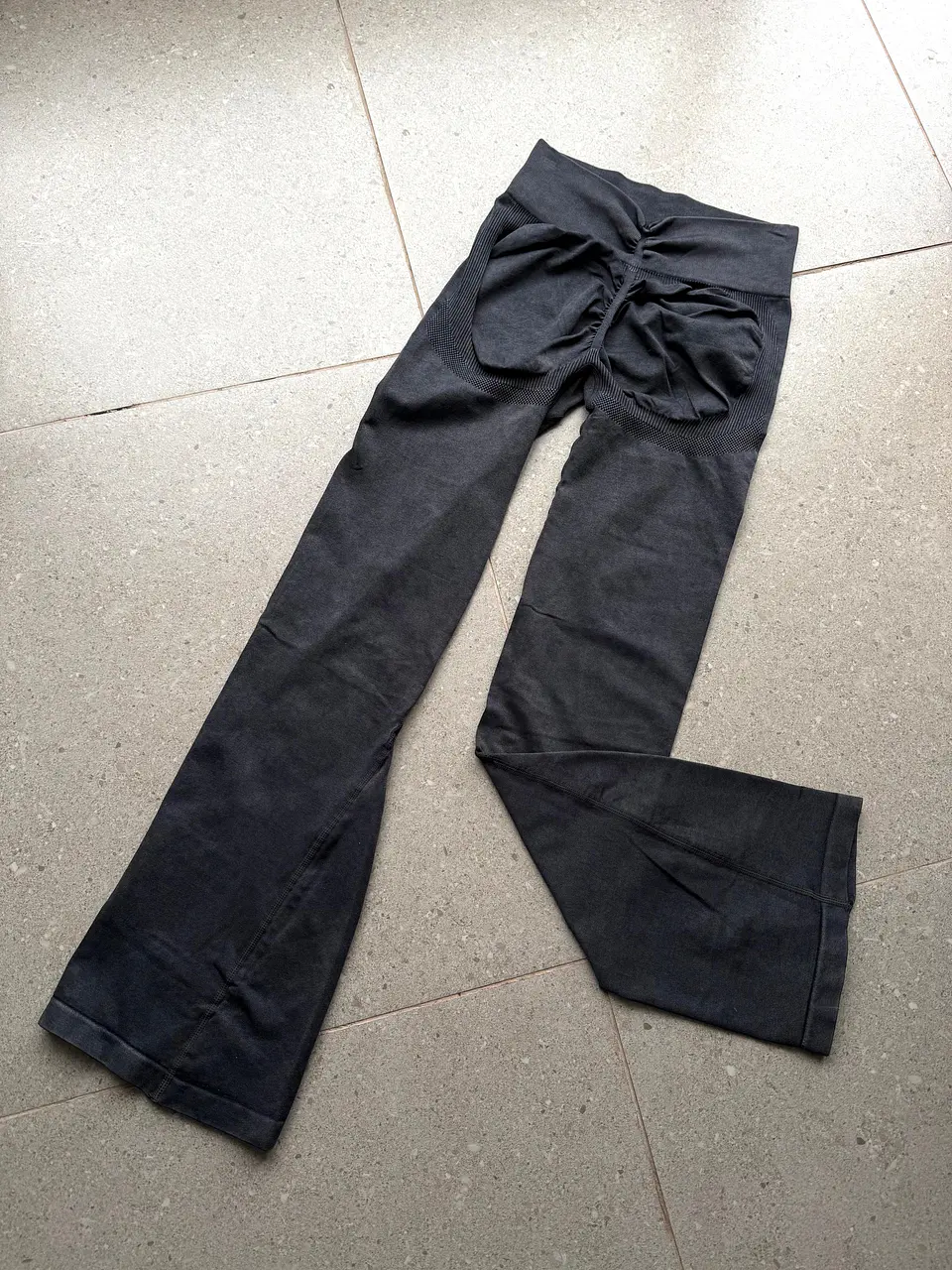 Calza Flare Moldeadora con Corte en V (Push Up) 4