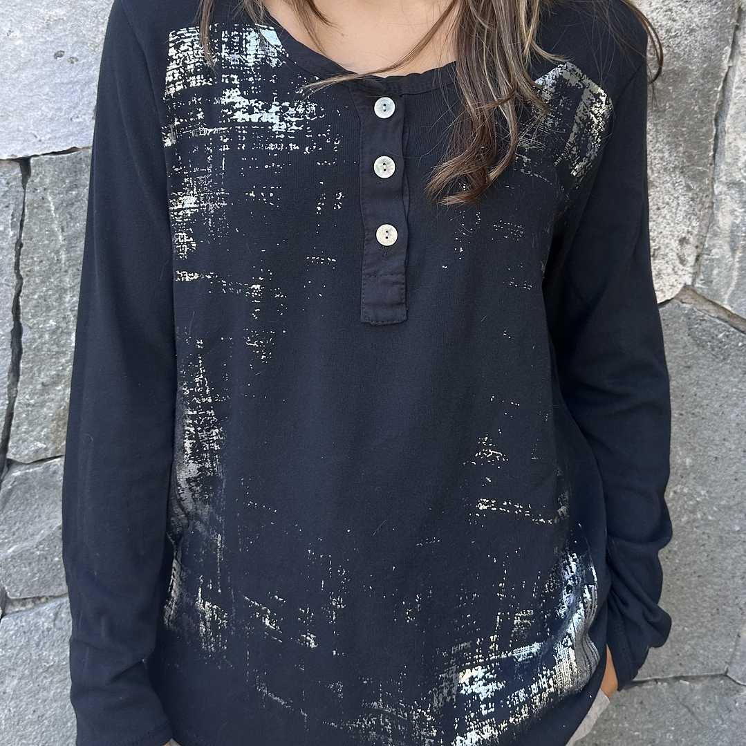 POLERA MANGA LARGA BOTONES Y FOLIA  1