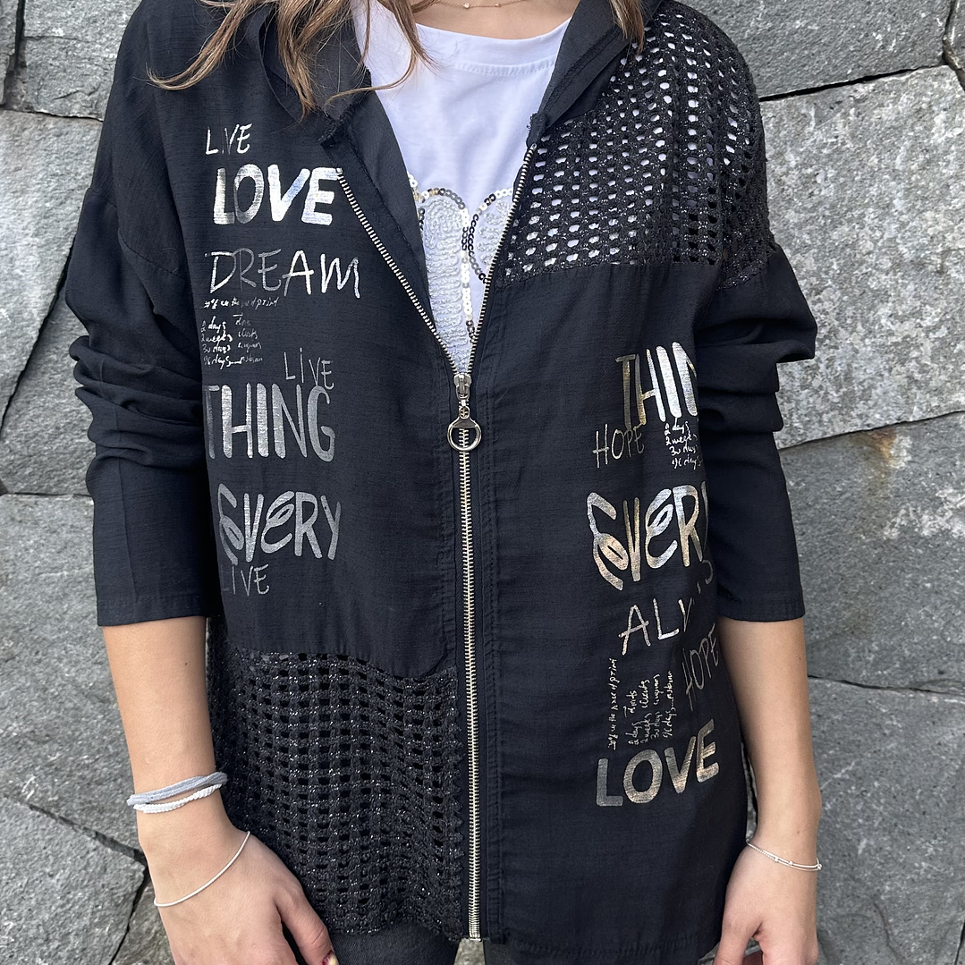 chaqueta con cierre y texto 2