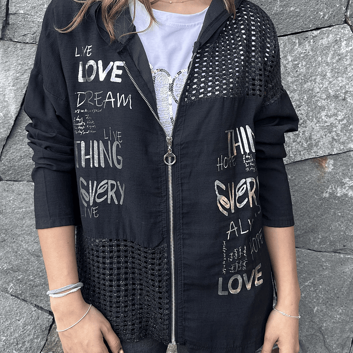 chaqueta con cierre y texto 2
