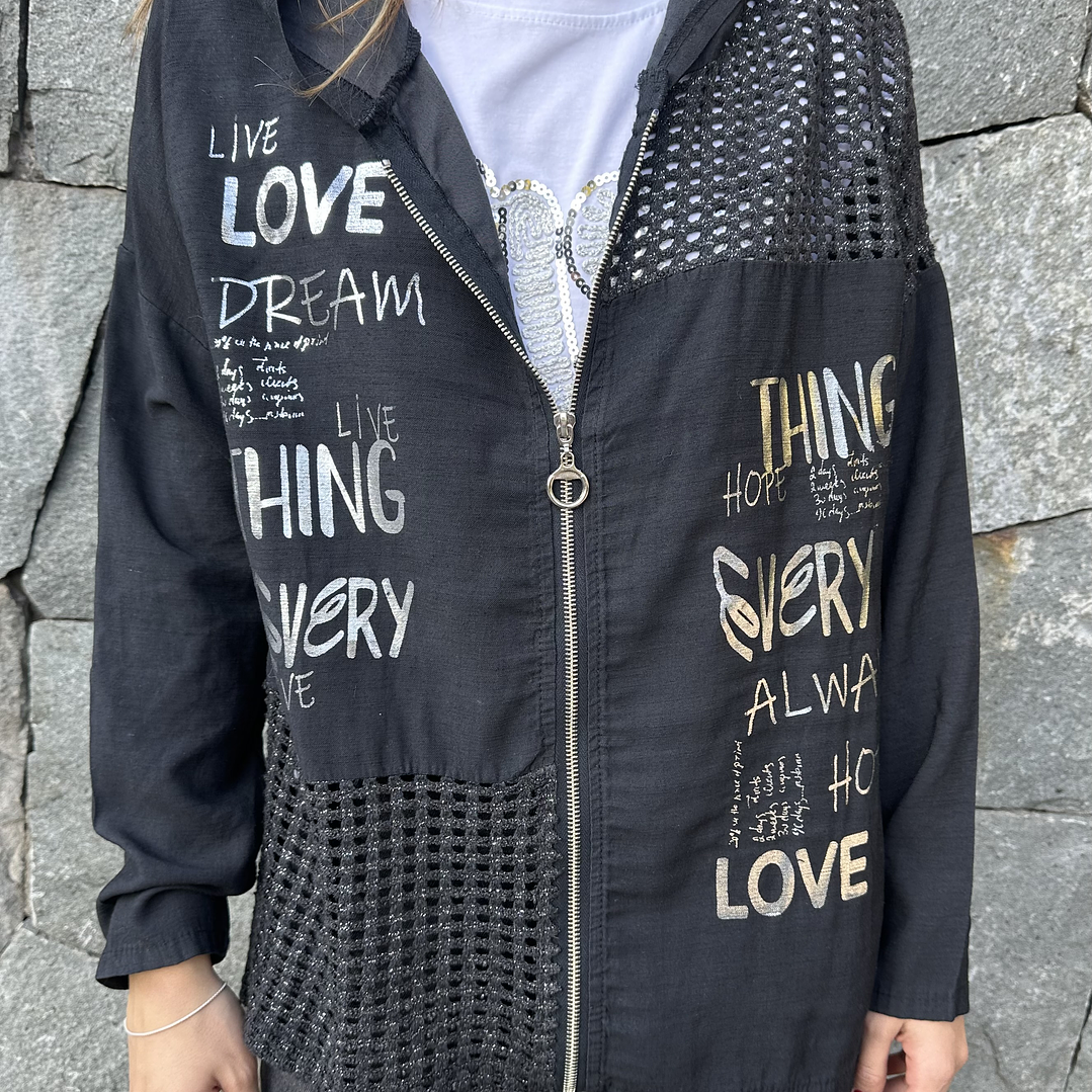 chaqueta con cierre y texto 1