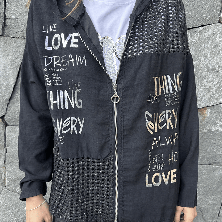 chaqueta con cierre y texto 1