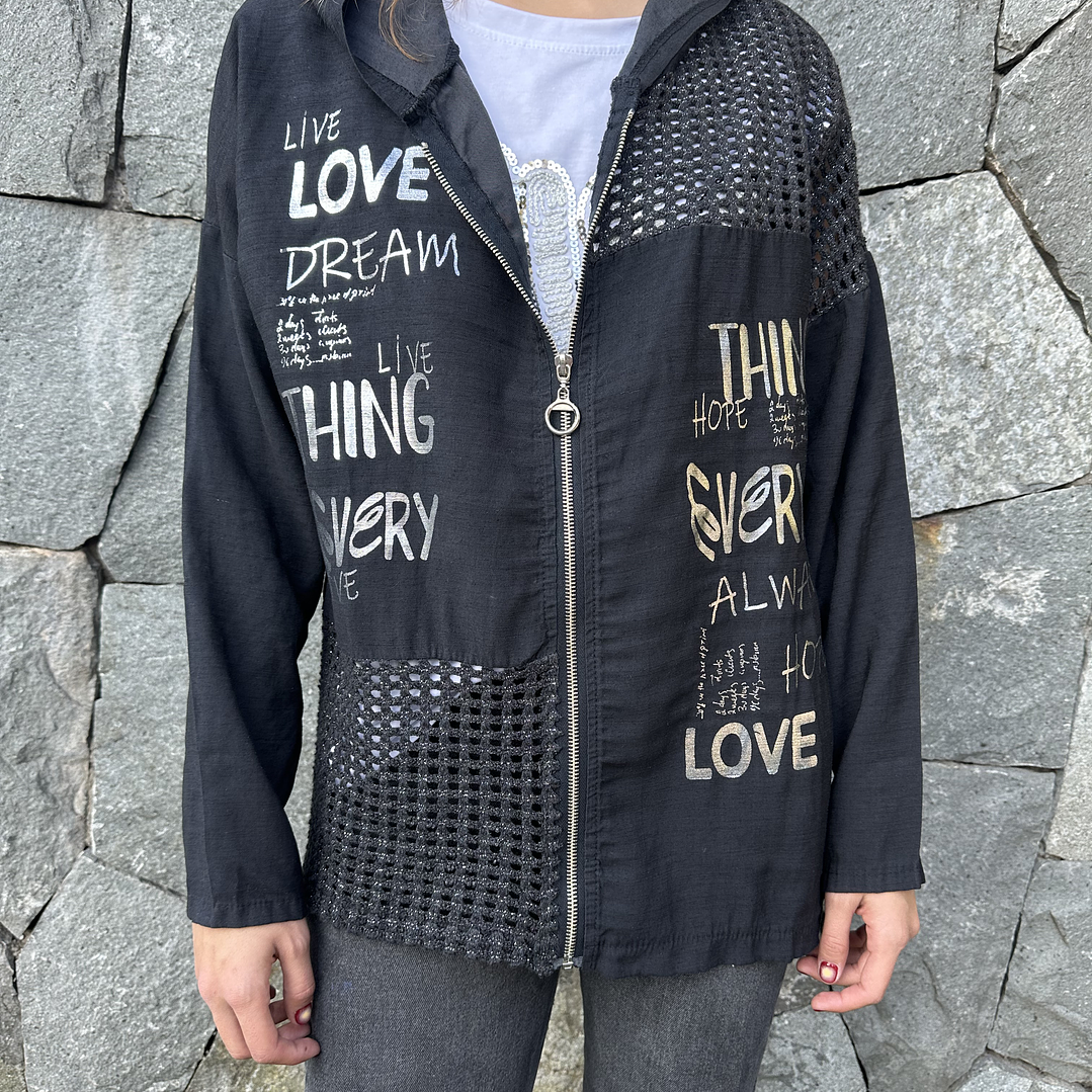 chaqueta con cierre y texto 4