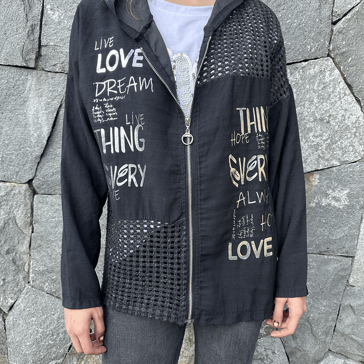 chaqueta con cierre y texto 4