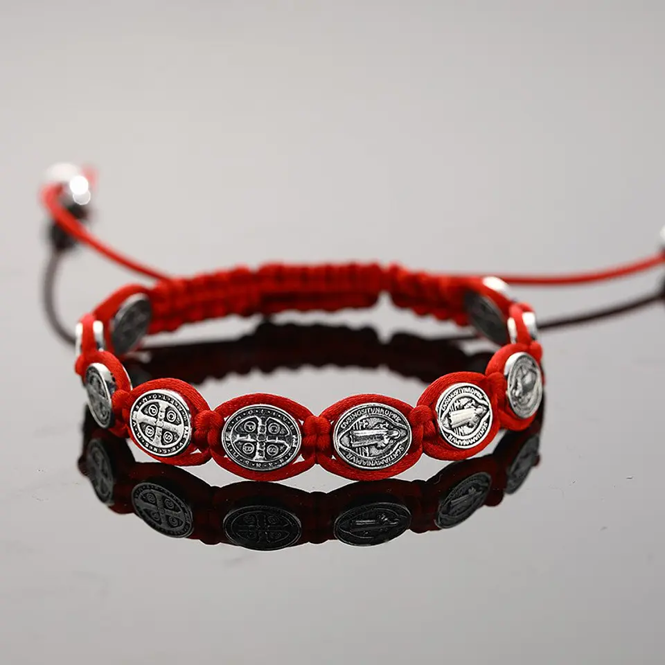 Pulsera Hilo Rojo San Benito Protector 10 Medallas 4