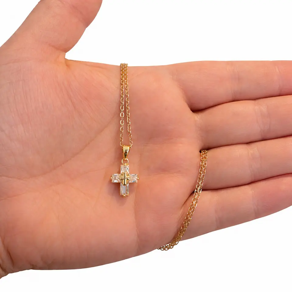 Collar Mini Cruz Cristal Blanco y Acero Dorado 4