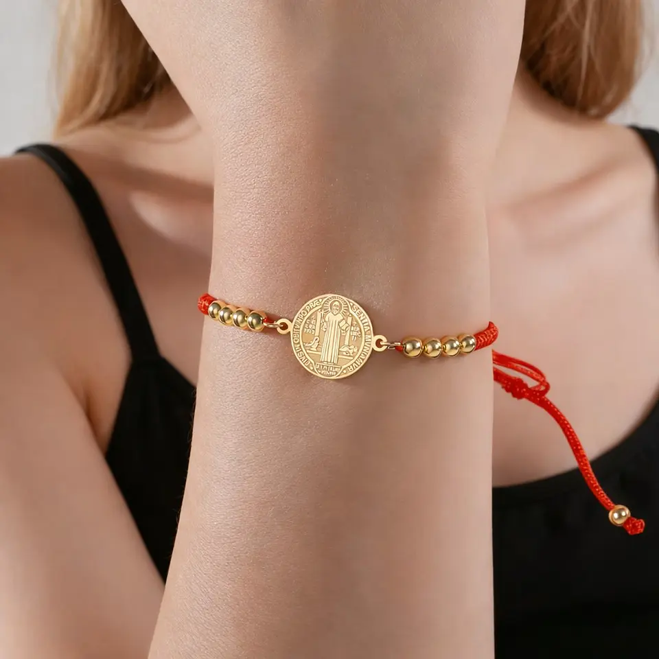 Pulsera Medalla San Benito Hilo Rojo y Acero Dorado 2