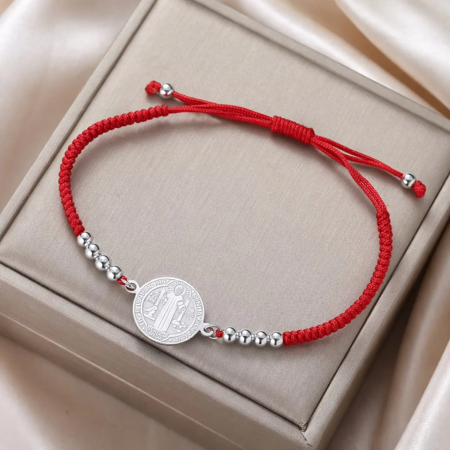 Pulsera Medalla San Benito Hilo Rojo y Acero Plateado 4
