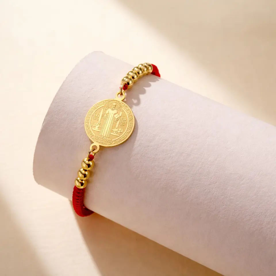 Pulsera Medalla San Benito Hilo Rojo y Acero Dorado 3